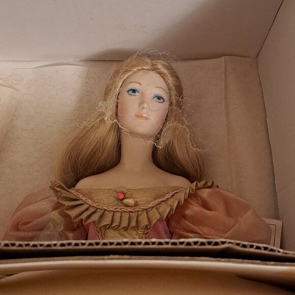 New in Box Vintage 1987 Franklin Mint Heirloom Cinderella porcelain doll. - Picture 9 of 10